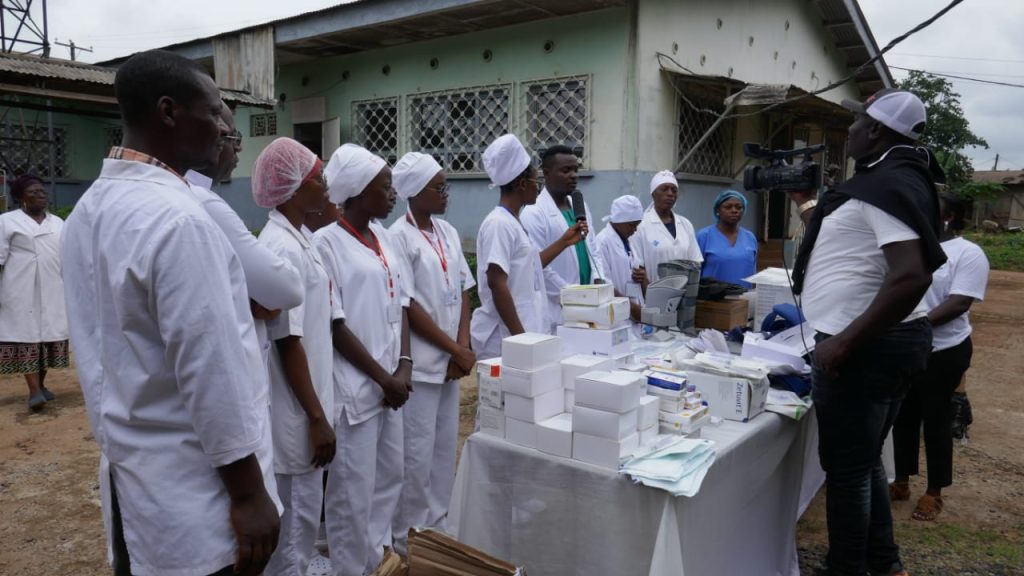 Remise de médicaments dans un centre de santé