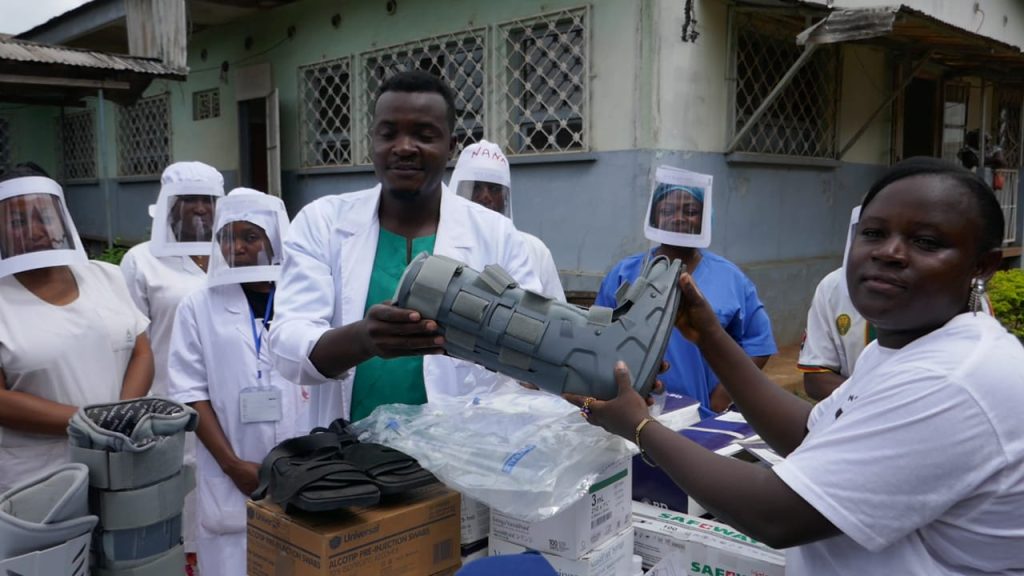 Don de matériel médical dans un centre de santé au quartier Cosmos, à Nkongsamba
