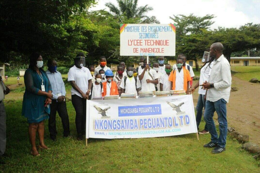 Distribution des fournitures scolaires aux élèves du Lycée de Manencole