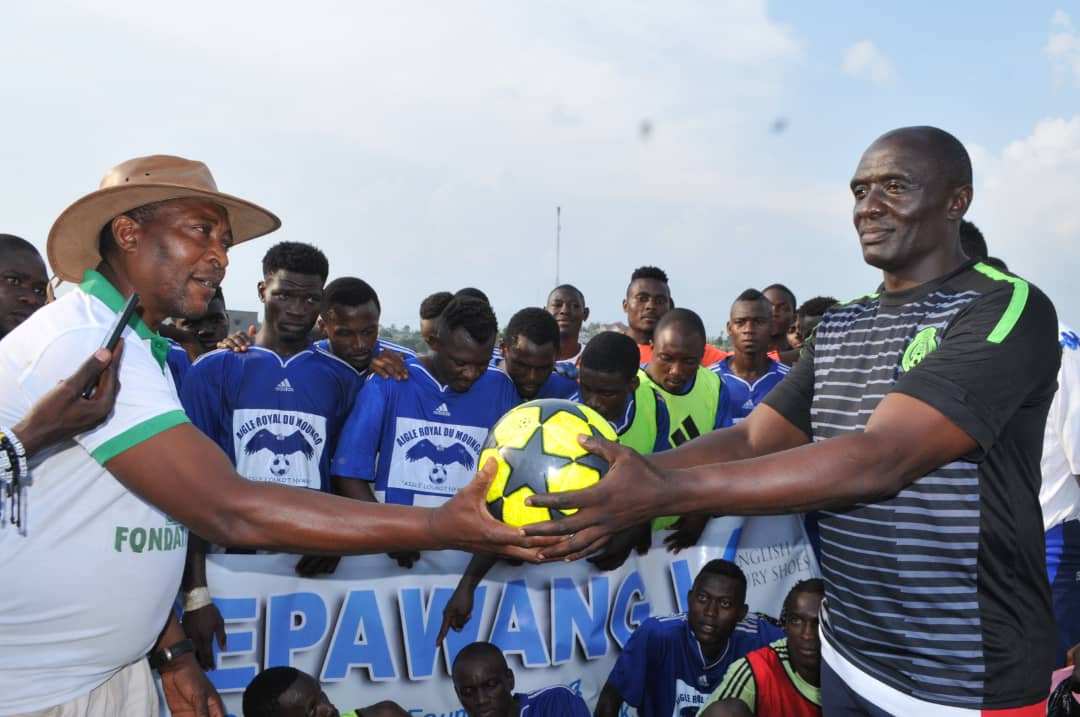 Lire la suite à propos de l’article Don d&rsquo;équipements de sport au club de football Aigle Royal du Moungo