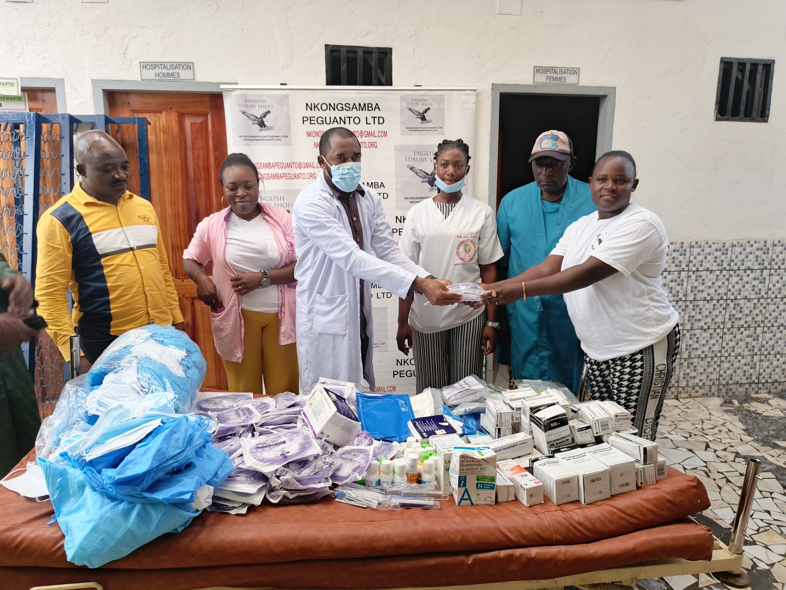 Remise de don de médicaments et de lits  au centre de santé Saint Frédéric de Nkongsamba